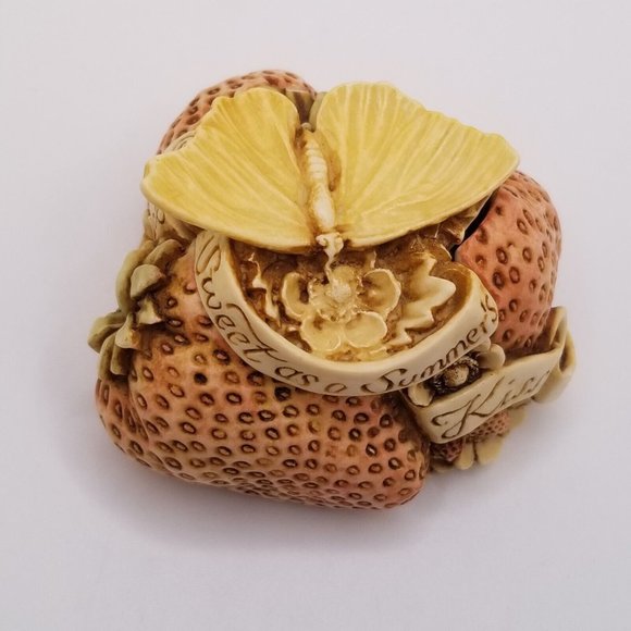 Harmony Kingdom Sweet As A Summer Kiss Strawberries Strawberry Figurine England - Picture 2 of 12